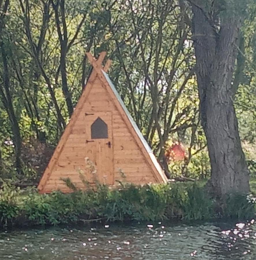"George'S" Lakeside Wooden Tipi Hotel Clare Exterior photo