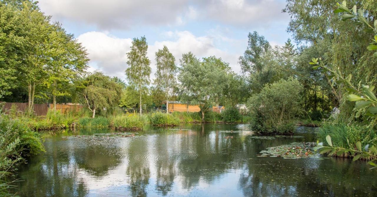 "George'S" Lakeside Wooden Tipi Hotel Clare Exterior photo