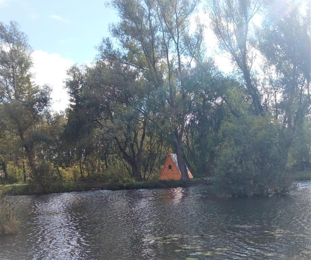 "George'S" Lakeside Wooden Tipi Hotel Clare Exterior photo