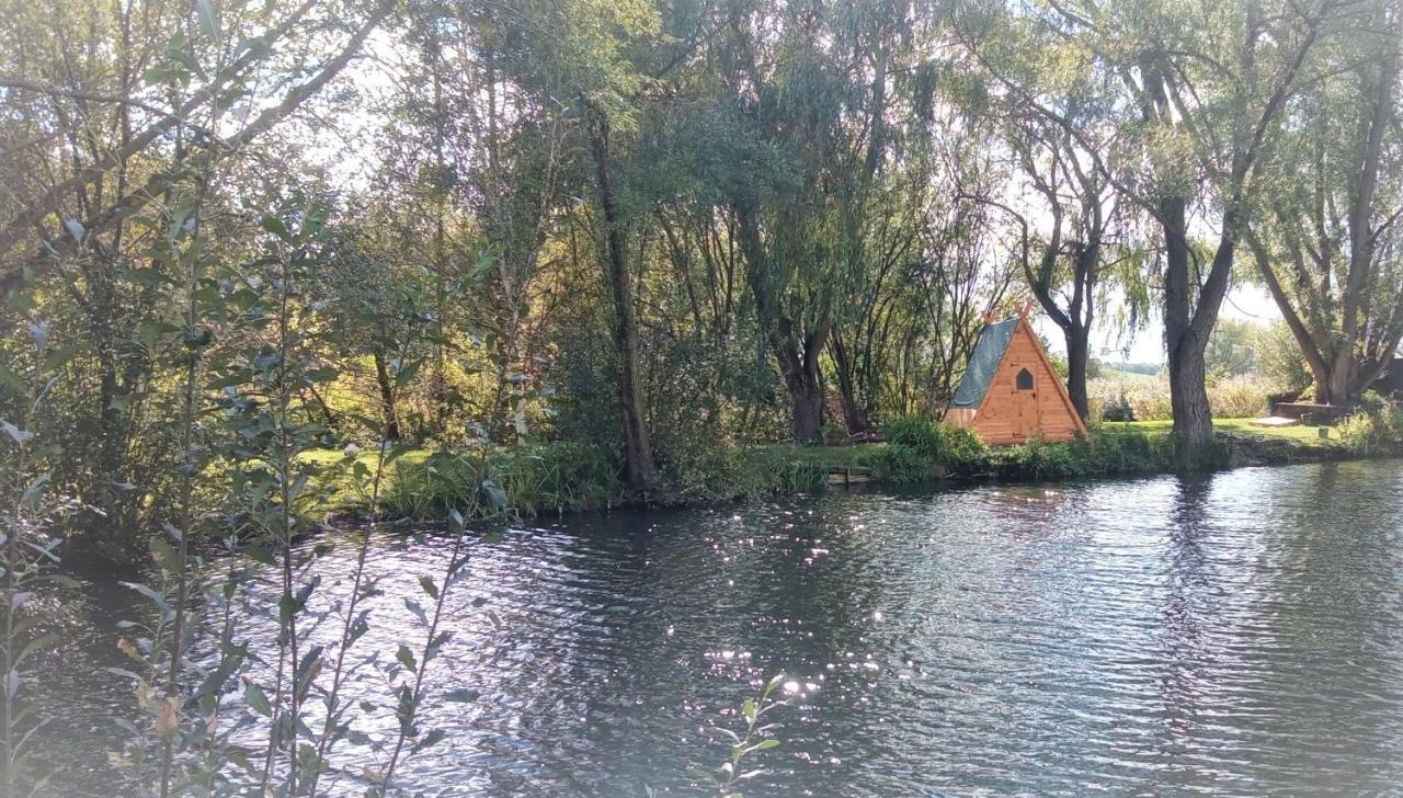 "George'S" Lakeside Wooden Tipi Hotel Clare Exterior photo
